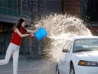 夏天這樣洗車會(huì)傷車漆，你知道嗎？